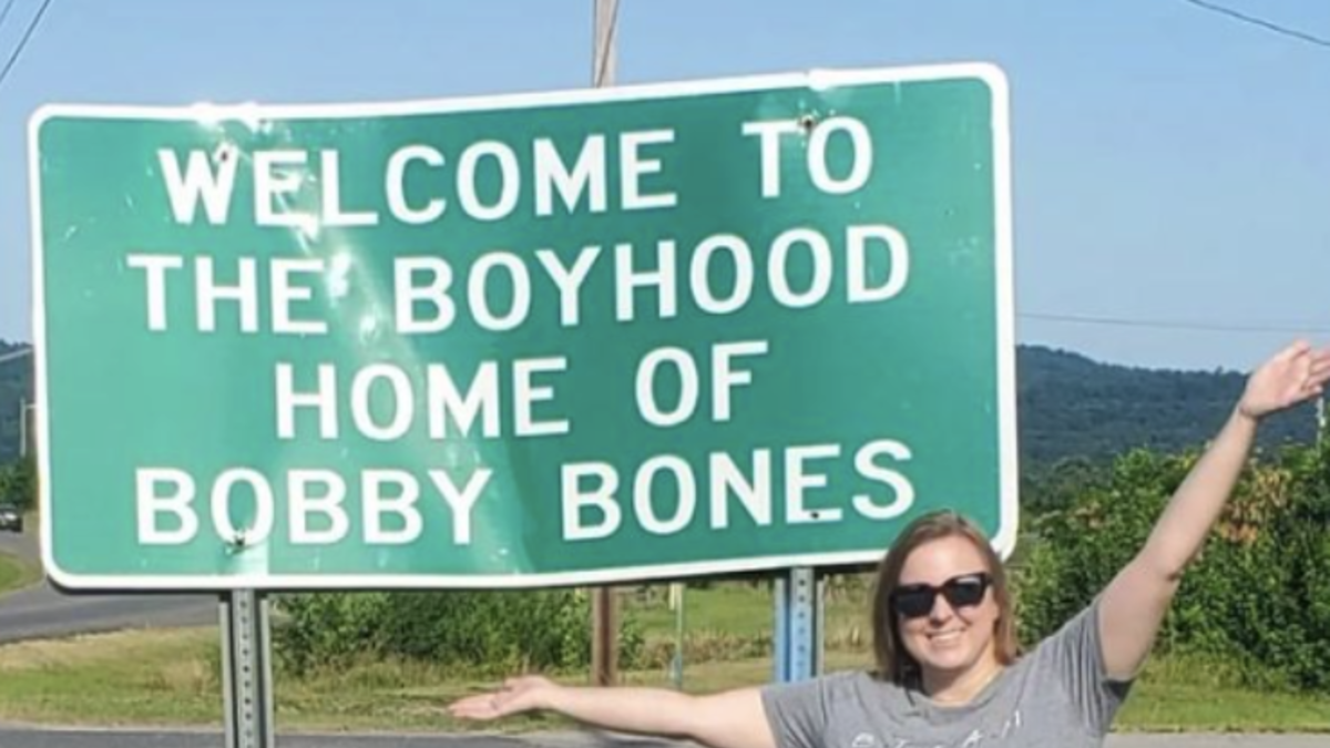Bobby’s “Boyhood Home” Sign in Arkansas Damaged | The Bobby Bones Show | The Bobby Bones Show